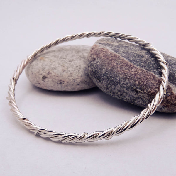 TripleTwistBangle_2_grande.jpg